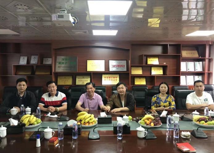 Artistic couple cares about food safety! Renowned national gift calligraphy and painting artist Qiao Ling, accompanied by his wife Ning Xuejun, visited Zhonglong Food.